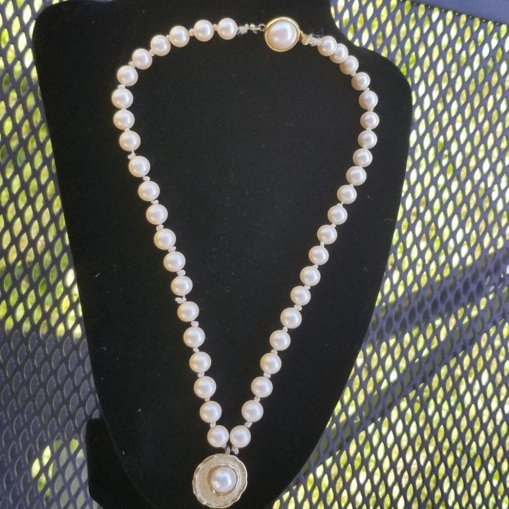 Vintage Faux Pearl Necklace - Picture 5 of 6